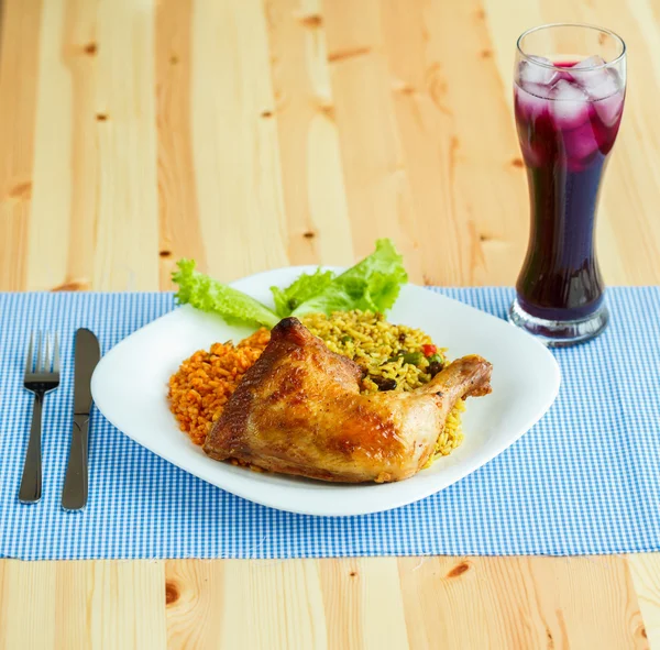 Gerechten uit de dij van de kip met rijst en sla en een glas van j — Stockfoto