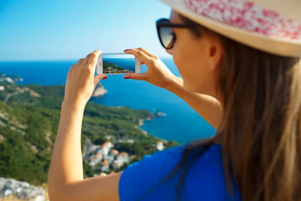 Κορίτσι με το καπέλο κάνοντας φωτογραφίες της Αδριατικής Θάλασσας από το smartphone — Φωτογραφία Αρχείου