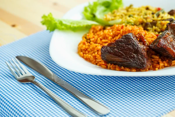Pilav ve salata yaprakları ile sığır eti yemek — Stok fotoğraf