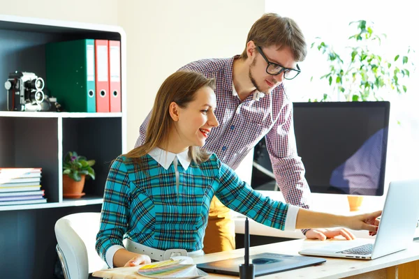 Smillingl jeune femme et homme travaillant à la maison — Photo