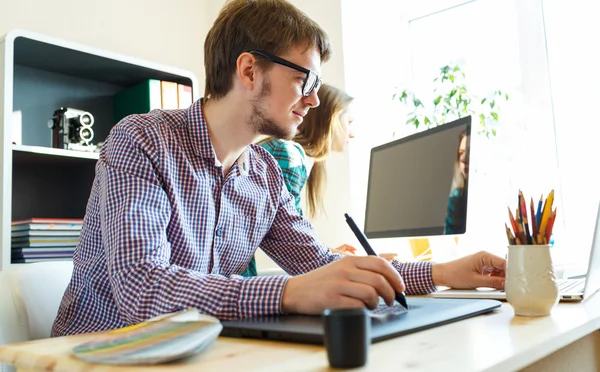 Erfolgreiche junge Frau und Mann, die von zu Hause aus arbeiten — Stockfoto