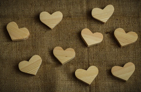 Coeurs en bois sur fond de sac — Photo