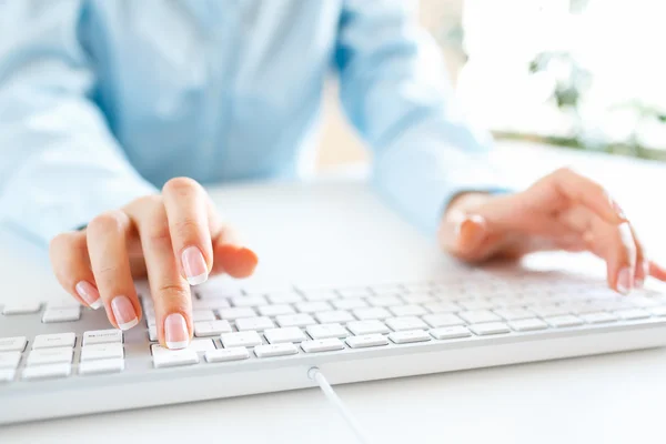 Vrouw kantoor werknemer te typen op het toetsenbord — Stockfoto