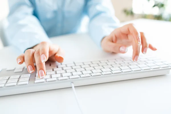 Woman office worker typing on the keyboard — Stock Photo, Image