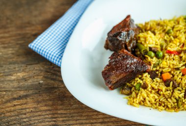 Rosto pirinç ve salata yaprakları ile lezzetli yemek