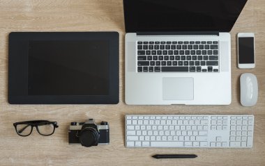 Dizüstü bilgisayar ve Gadget'ları iş çalışma alanı'nın Üstten Görünüm