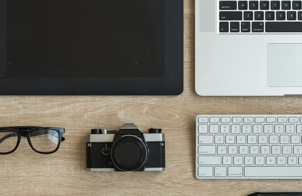 Vista superior del lugar de trabajo de negocios con ordenador portátil y gadgets — Foto de Stock