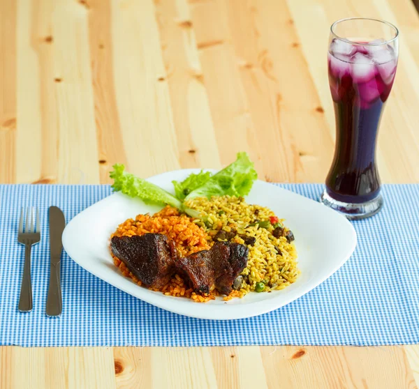 Rosto pirinç ve salata yaprakları ve bir cam ile lezzetli yemek — Stok fotoğraf