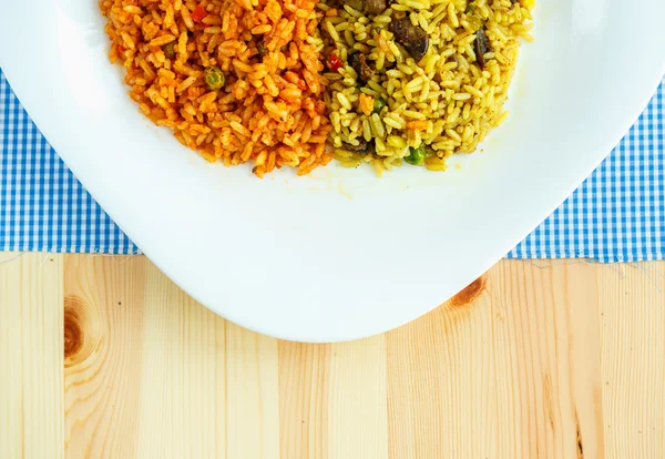 Läcker maträtt gjord av två sorters ris på en vit platta — Stockfoto