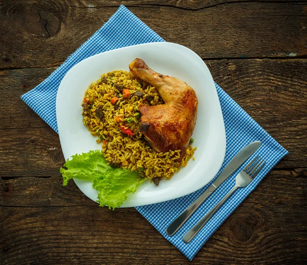 Pilavlı tavuk uyluk lezzetli yemek — Stok fotoğraf