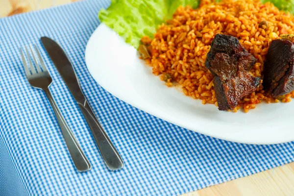 Leckeres Gericht vom Roastbeef mit Reis und Salatblättern — Stockfoto