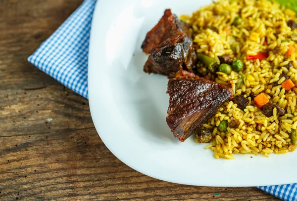 Leckeres Gericht vom Roastbeef mit Reis und Salatblättern — Stockfoto