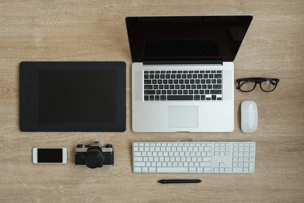 Vista superior del lugar de trabajo de negocios con ordenador portátil y gadgets — Foto de Stock