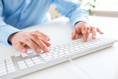 Klavyede yazarak erkekler ofis çalışanı