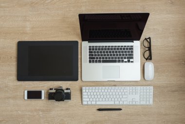 Dizüstü bilgisayar ve Gadget'ları iş çalışma alanı'nın Üstten Görünüm