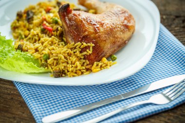 Pilavlı tavuk uyluk lezzetli yemek