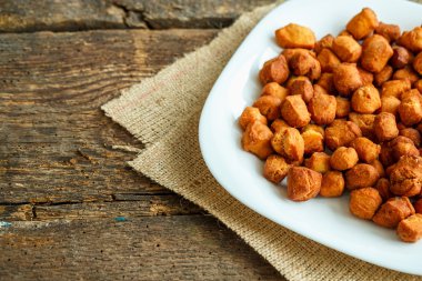 Sivas'tan ahşap arka plan üzerinde beyaz bir tabağa çerezleri