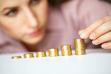 Sütun artan içine altın istifleme kadın