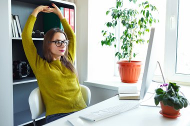 Genç kadın çalışma from Home - modern iş kavramı