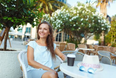 Genç kadın açık kafede dinlendirici