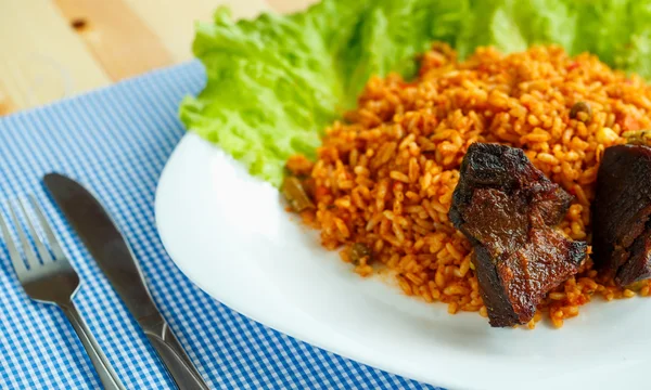 Rosto pirinç ve salata yaprakları ile lezzetli yemek — Stok fotoğraf
