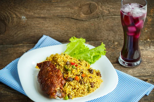 Hindi eti pilav ve salata yaprakları ve bir g ile gelen lezzetli yemekler — Stok fotoğraf