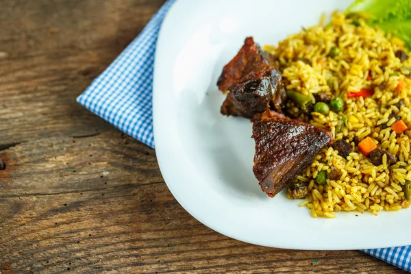 Sabroso plato de rosbif con arroz y ensaladas —  Fotos de Stock