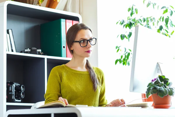 Young woman working from home - modern business concept — Stock Photo, Image