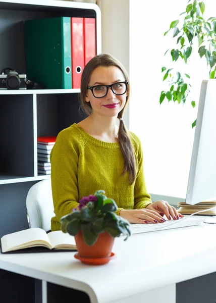 Young woman working from home - modern business concept — Stock Photo, Image