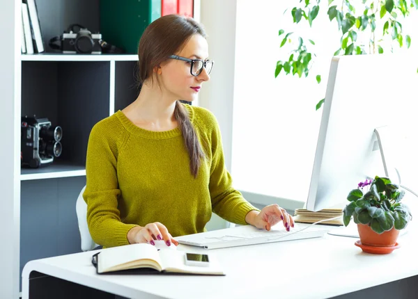 Young woman working from home - modern business concept — Stock Photo, Image