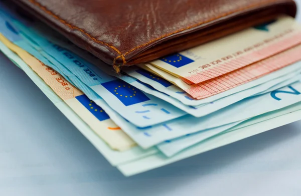 Brunt läder plånbok med pengar euro — Stockfoto