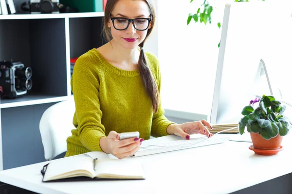 Young woman working from home - modern business concept — Stock Photo, Image