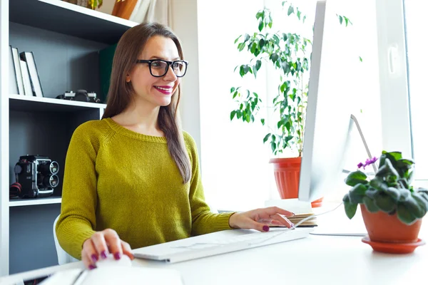 Giovane donna che lavora da casa - concetto di business moderno — Foto Stock