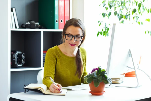 Giovane donna che lavora da casa - concetto di business moderno — Foto Stock