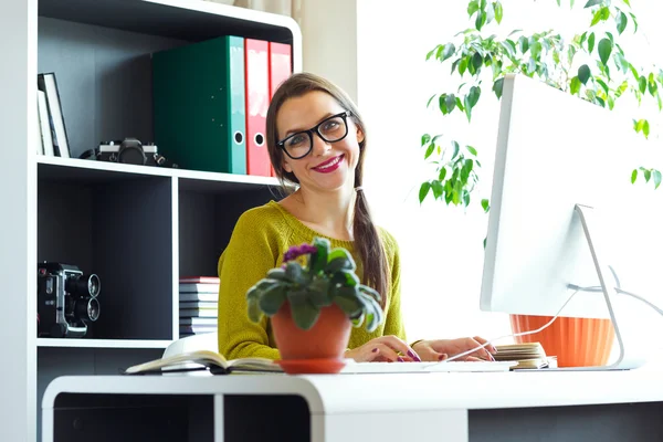 Giovane donna che lavora da casa - concetto di business moderno — Foto Stock