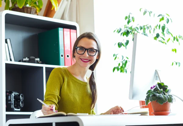 Giovane donna che lavora da casa - concetto di business moderno — Foto Stock