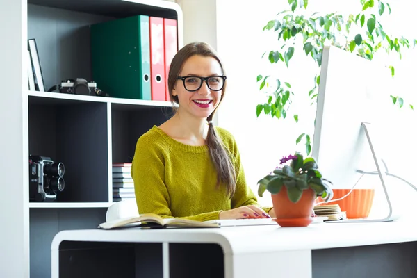 Giovane donna che lavora da casa - concetto di business moderno — Foto Stock