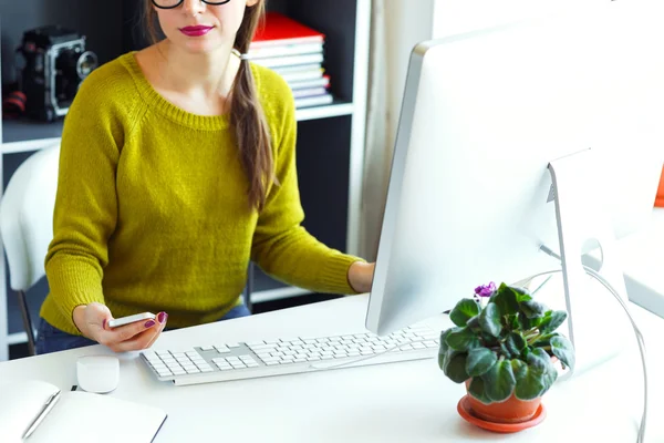 Young woman working from home - modern business concept — Stock Photo, Image