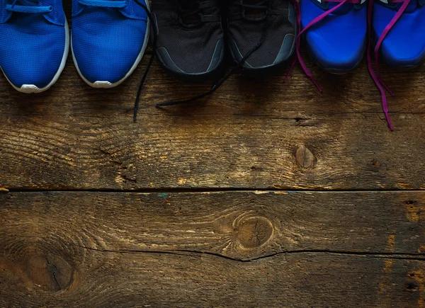 Cierre de zapatillas sobre fondo de madera —  Fotos de Stock