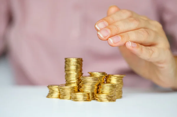 Proteja el concepto de creación de empresas con las manos y las monedas — Foto de Stock