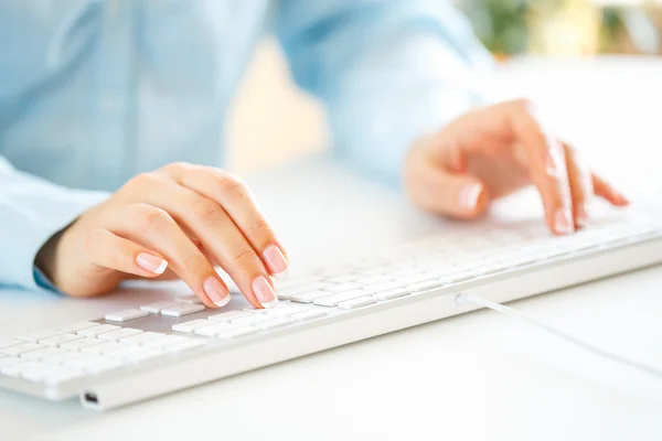 Женщина-офисный работник печатает на клавиатуре — стоковое фото