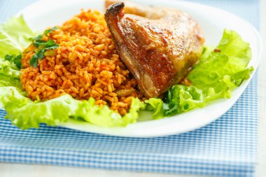 Lezzetli yemek tavuk uyluk pilav ve salata yaprakları