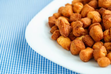 Beyaz bir tabak ve mavi kareli masa örtüsü kurabiyeleri