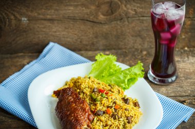 Hindi eti pilav ve salata yaprakları ve bir g ile gelen lezzetli yemekler