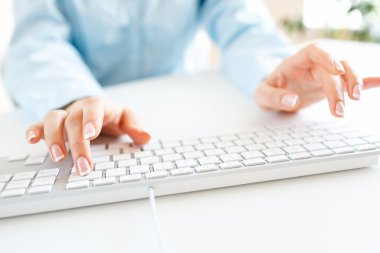 Klavyede yazarak işçisi kadın ofis