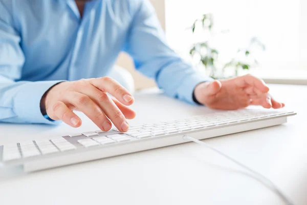 Mann Büroangestellte tippt auf der Tastatur — Stockfoto