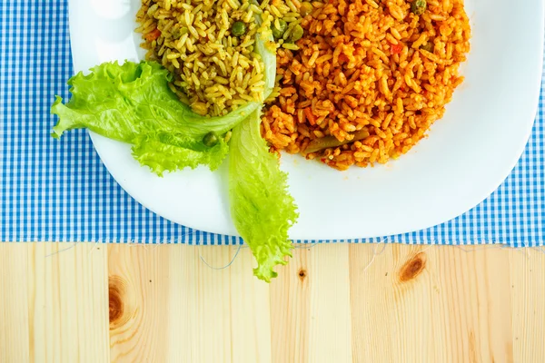 Delicioso plato hecho de dos tipos de arroz en un plato blanco —  Fotos de Stock