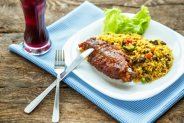 Hindi eti pilav ve salata yaprakları ve bir g ile gelen lezzetli yemekler — Stok fotoğraf