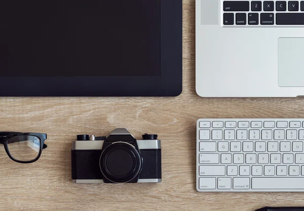 Obchodní pracoviště s notebookem a miniaplikací na dřevěné pozadí — Stock fotografie