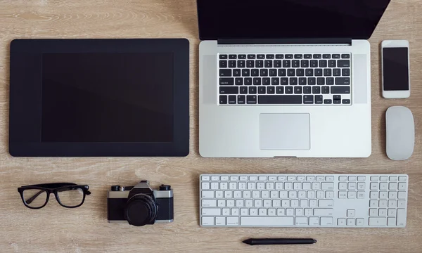 Obchodní pracoviště s notebookem a miniaplikací na dřevěné pozadí — Stock fotografie